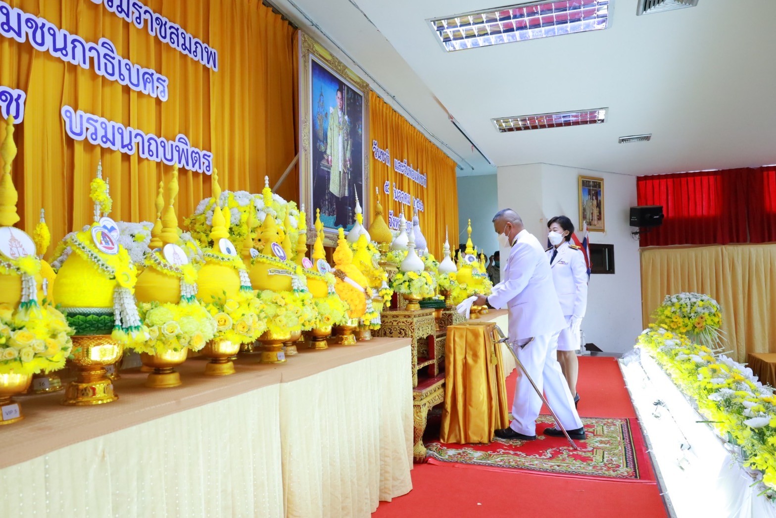 ร่วมพิธีวางพานพุ่มดอกไม้ถวายราชสักการะหน้าพระบรมฉายาลักษณ์ เนื่องในวันคล้ายวันพระบรมราชสมภพ พระบาทสมเด็จพระบรมชนกาธิเบศร มหาภูมิพลอดุลยเดชมหาราช บรมนาถบพิตร