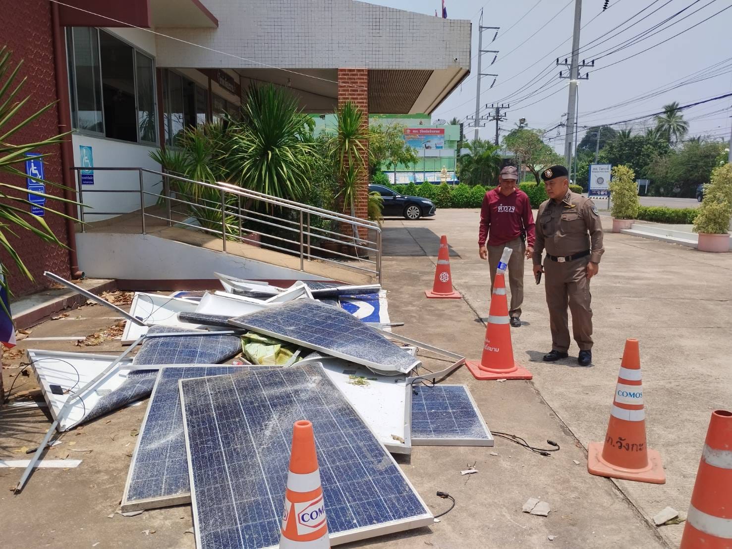 พล.ต.ต.สุทธิพงศ์  เป๊กทอง ผบก.ภ.จว.อุตรดิตถ์  ลงพื้นที่ออกตรวจเยี่ยม สภ.วังกะพี้ ซึ่งได้รับผลกระทบเหตุวาตภัยพายุฤดูร้อน